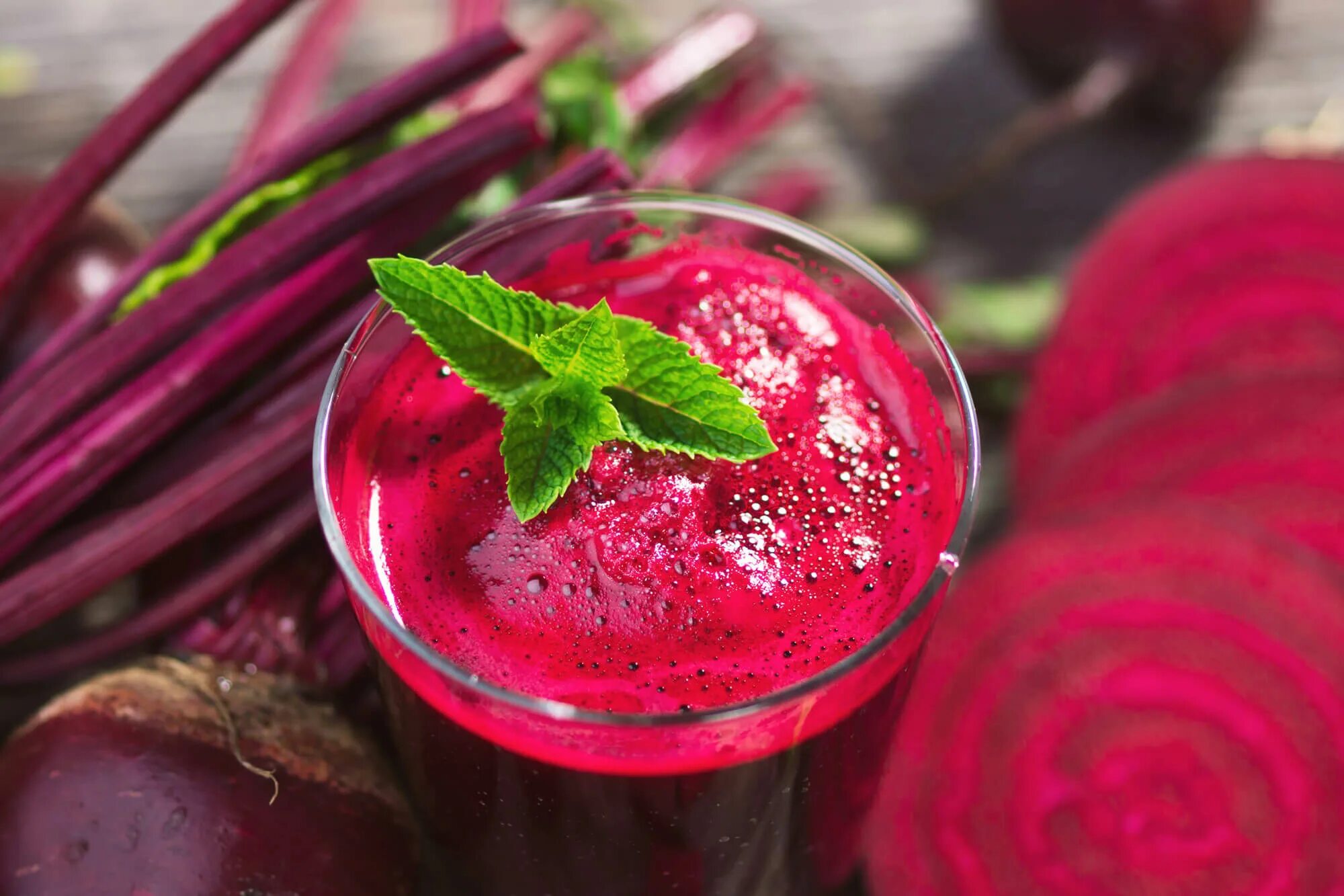 Свежевыжатый сок свеклы польза. Свекольный сок. Beetroot Juice. Свекольно сельдерейный смузи. Сок свеклы.