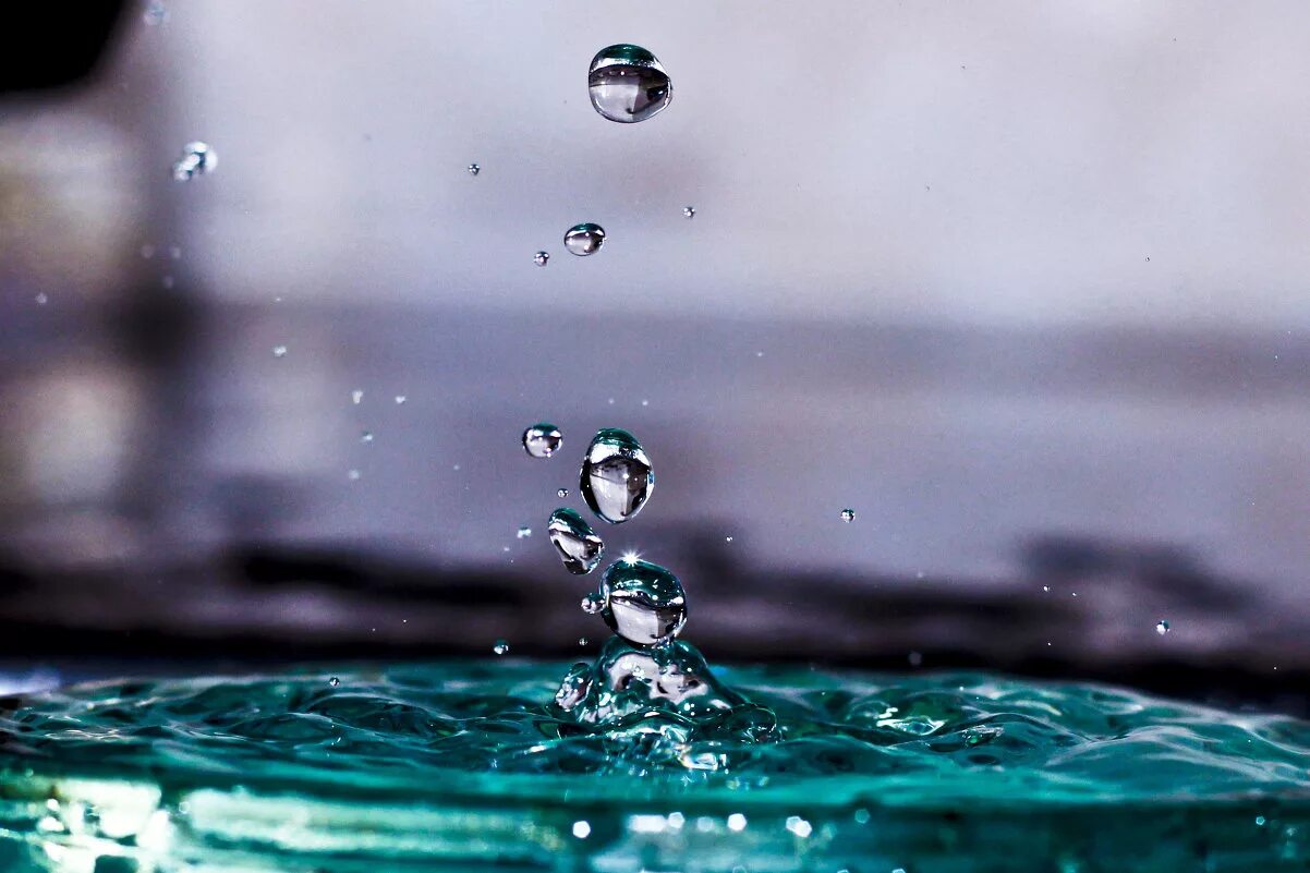 падающие капли воды. капля в море горе. капля в море горе. капли воды падает в воду. капли воды.