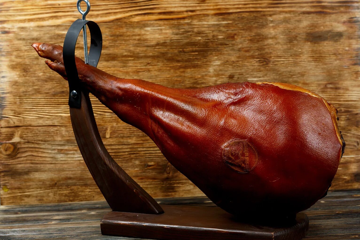 хамон иберико. окорок хамон. тамбовский окорок сырокопчёный. пармская ветчина сыровяленая. испанский деликатес хамон.