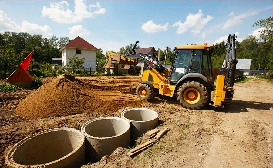 Экскаватор на участок. JCB экскаватор копка траншеи. Трактор JCB 3cx с землей. Экскаватор-погрузчик JCB 4cx траншея. Планировка участка экскаватором погрузчиком JCB.