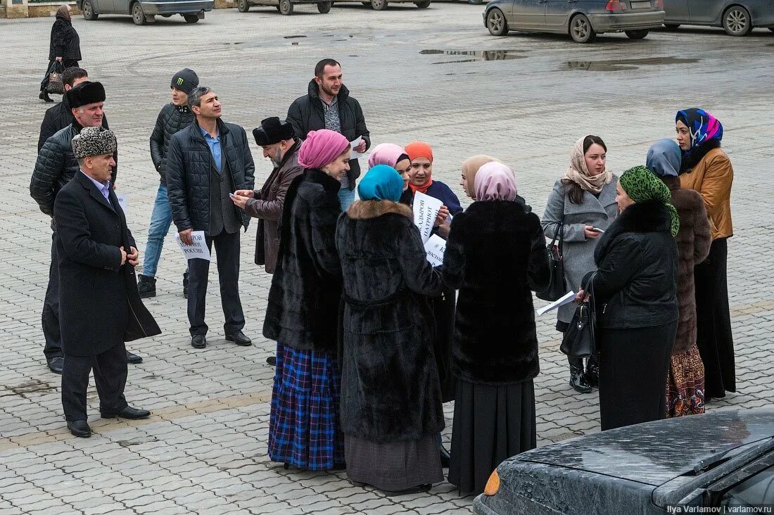 Грозная женщина. Чеченские девушки в шубах. Чеченки на улице. Чеченки в шубе.