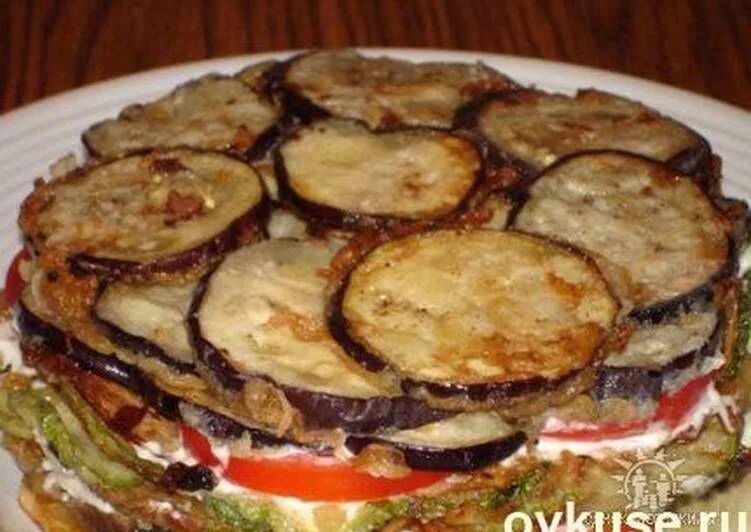 Салат из баклажанов и сладкого перца. Рецепт салата кабачки и баклажаны. Салат с баклажанами и цукини. Салат с жареными кабачками и помидорами. Рецепт салата кабачки и баклажаны.