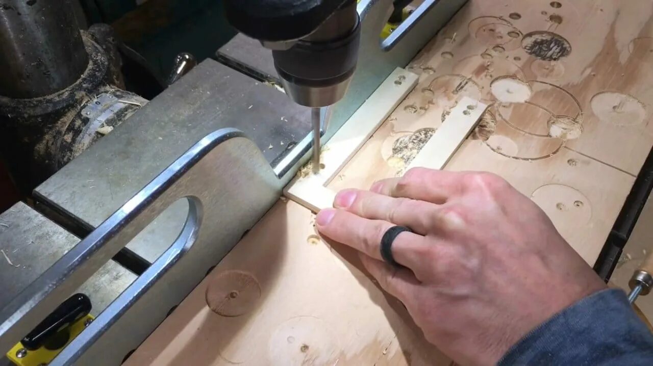Доска с пазом. Фреза для фрезера 6 мм v-образная. Как в дереве вырезать паз с прямыми углами. Как пыпилить поз под 20 градусов. Вырезать пазы.