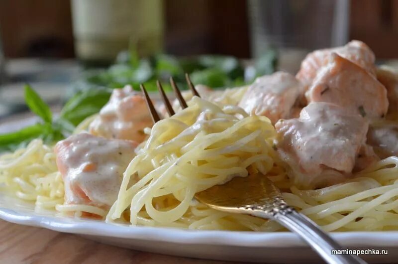 Спагетти с курицей в сливочном соусе. Макароны с тунцом и цветной капустой. Макароны с сырным соусом. Спагетти в сливочном соусе в духовке. Соус для спагетти с креветками.