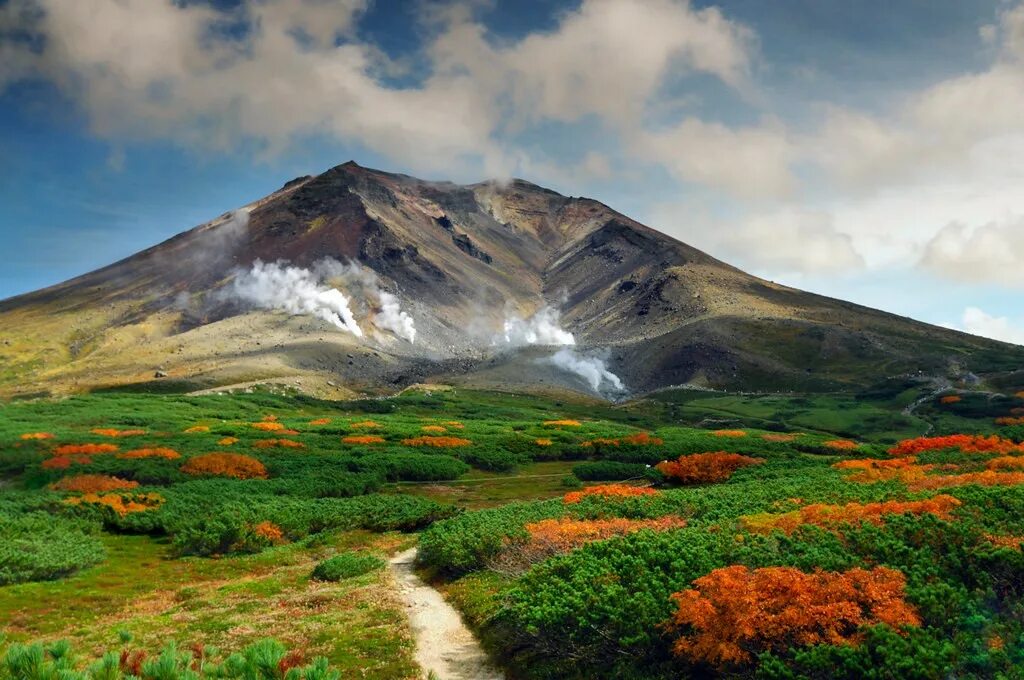 Национальный парк Дайсецудзан Хоккайдо. Остров Хоккайдо Япония. Гора Асахи Япония. Горы Хоккайдо.