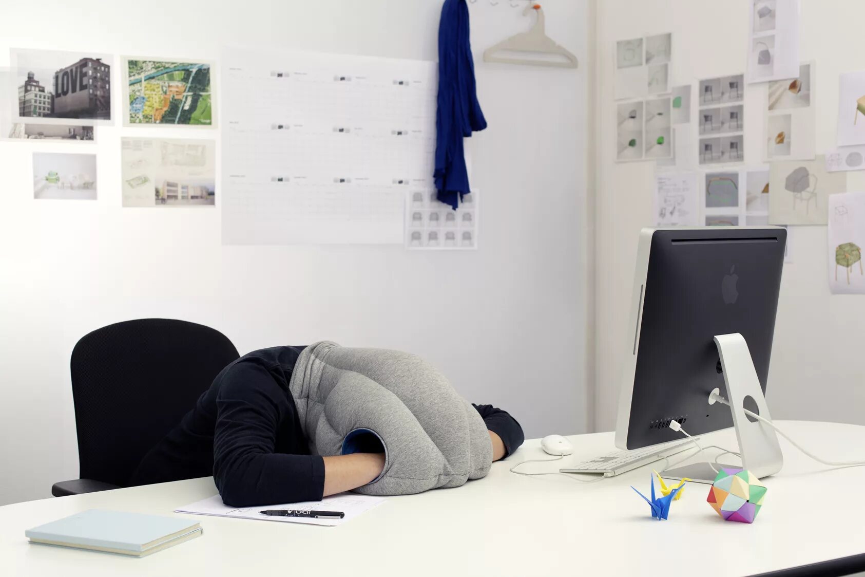 Подушка-страус Ostrich Pillow. Подушка для сна в офисе. Подушка для офиса страус.