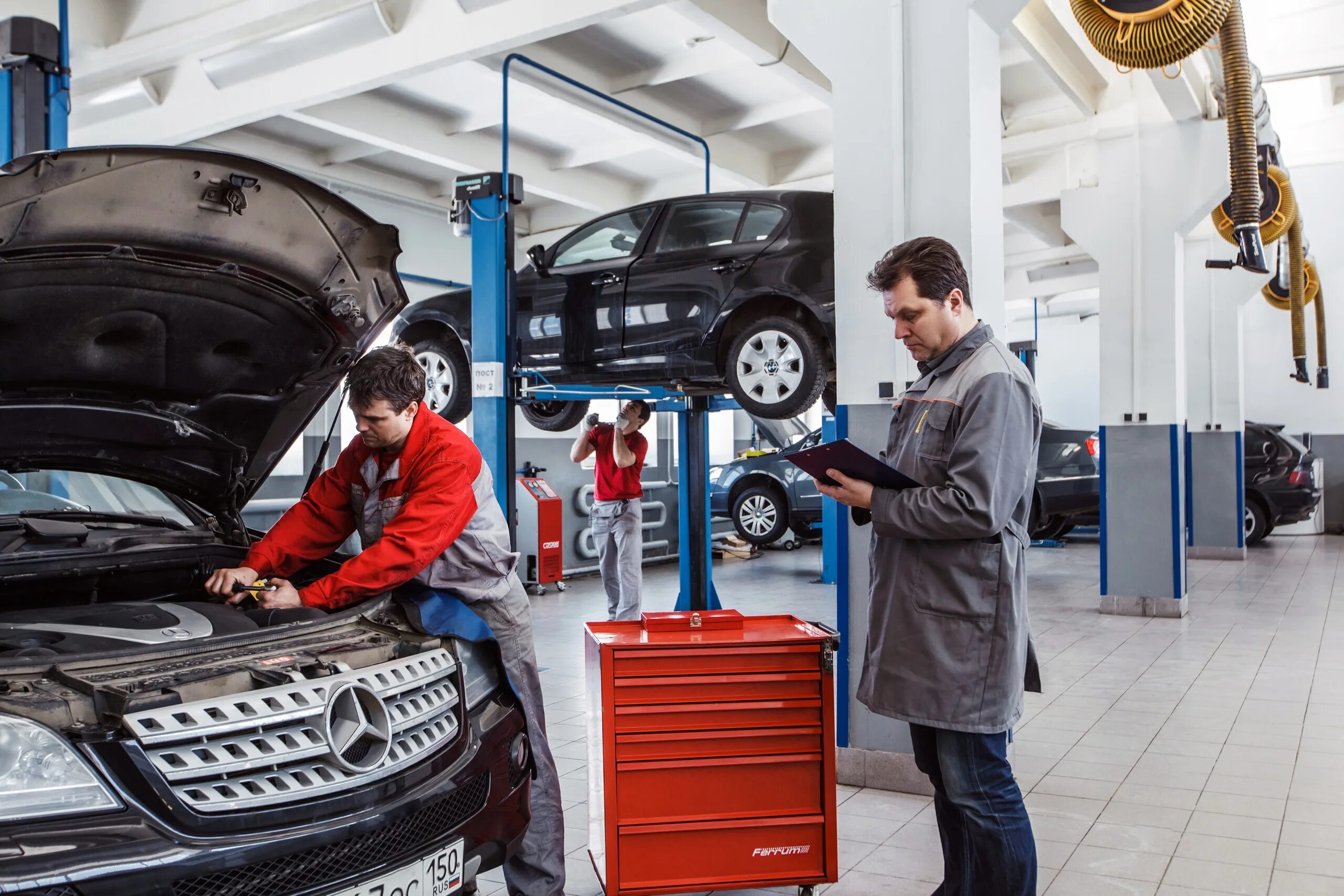 Автомастерская. Техническое обслуживание авто. Автомобиль в сервисе. Автомобиль в автосервисе. Ремонт машин вао