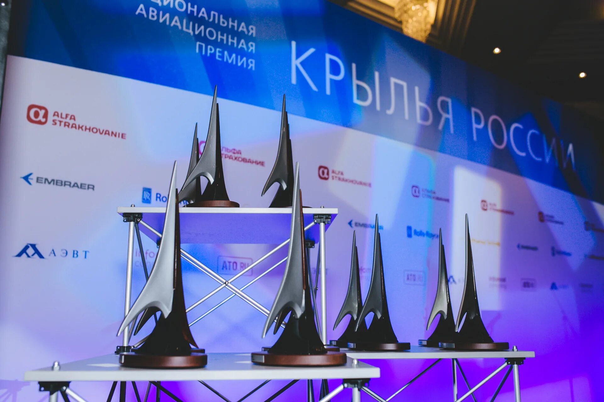 Крылья россии купить. Крылья России премия. Премия Крылья России 2022. Награда национальной премии «Крылья России». Церемония награждения премии «Крылья России» РН Аэро.