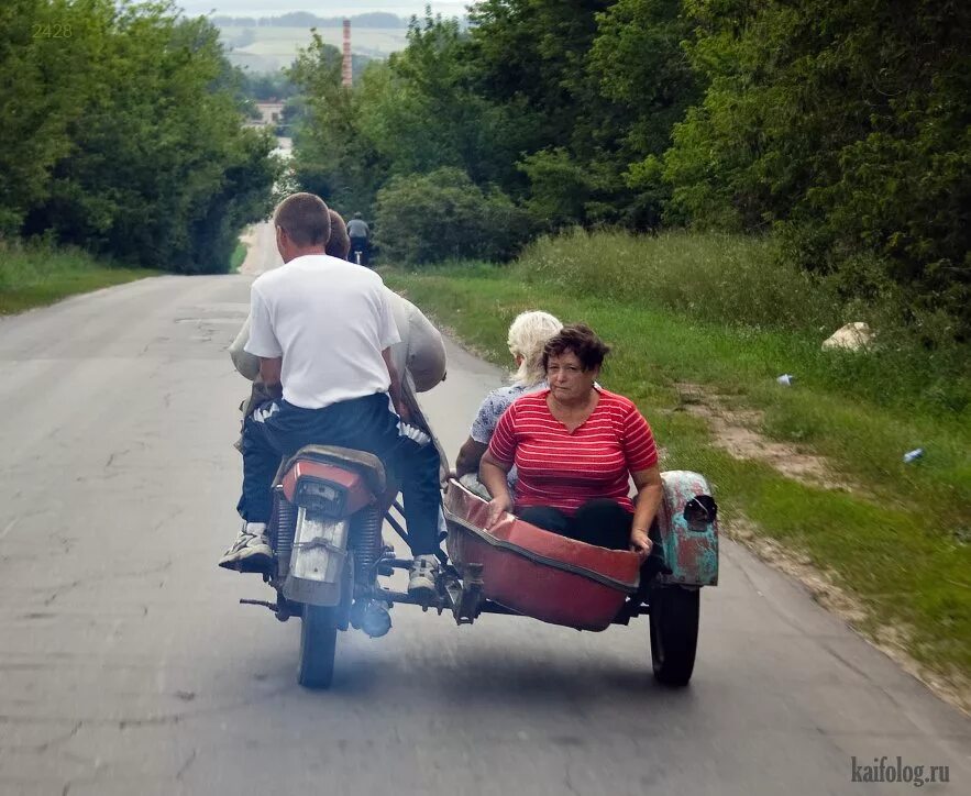 Мопед смешной. Бабка на мотоцикле. Бабка на мотоцикле с коляской. Едем на дачу.