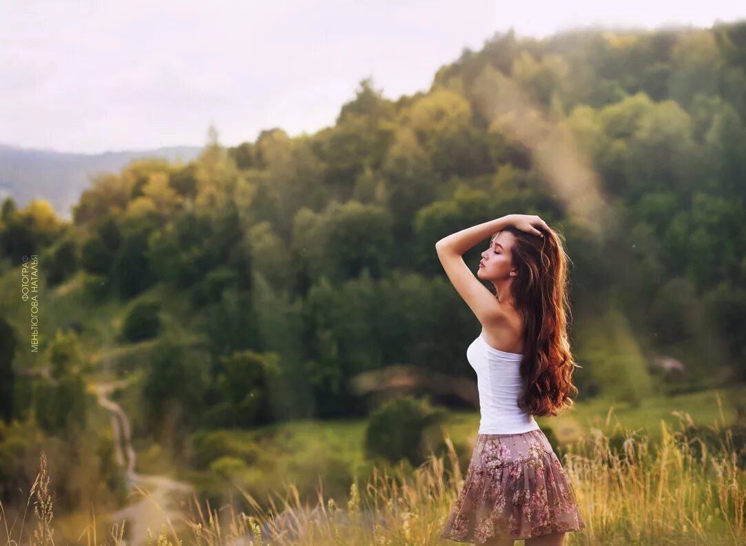 Девушка стоит на природе. Летняя фотосессия на природе. Фотосессия на природе. Девушка стоит на природе. Девушка в летнем лесу.