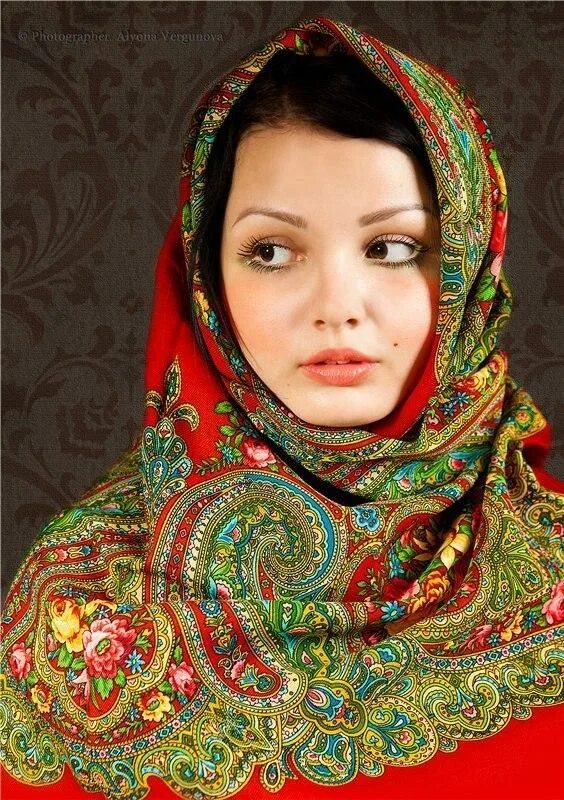 Русский платок. Платье с платком на шее. Какого цвета платок. Павлопосадский платок. Павлопосадский платок.