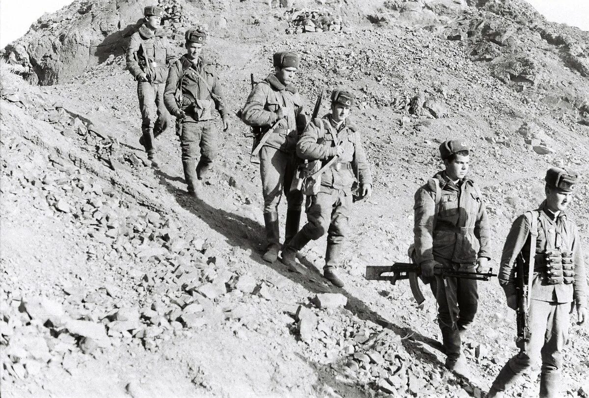 Шурави в афганистане. База ссср в афганистане. Солдаты в афганистане. Мазари-шариф афганистан война 1979-1989. Горы гиндукуша афганистан бой.