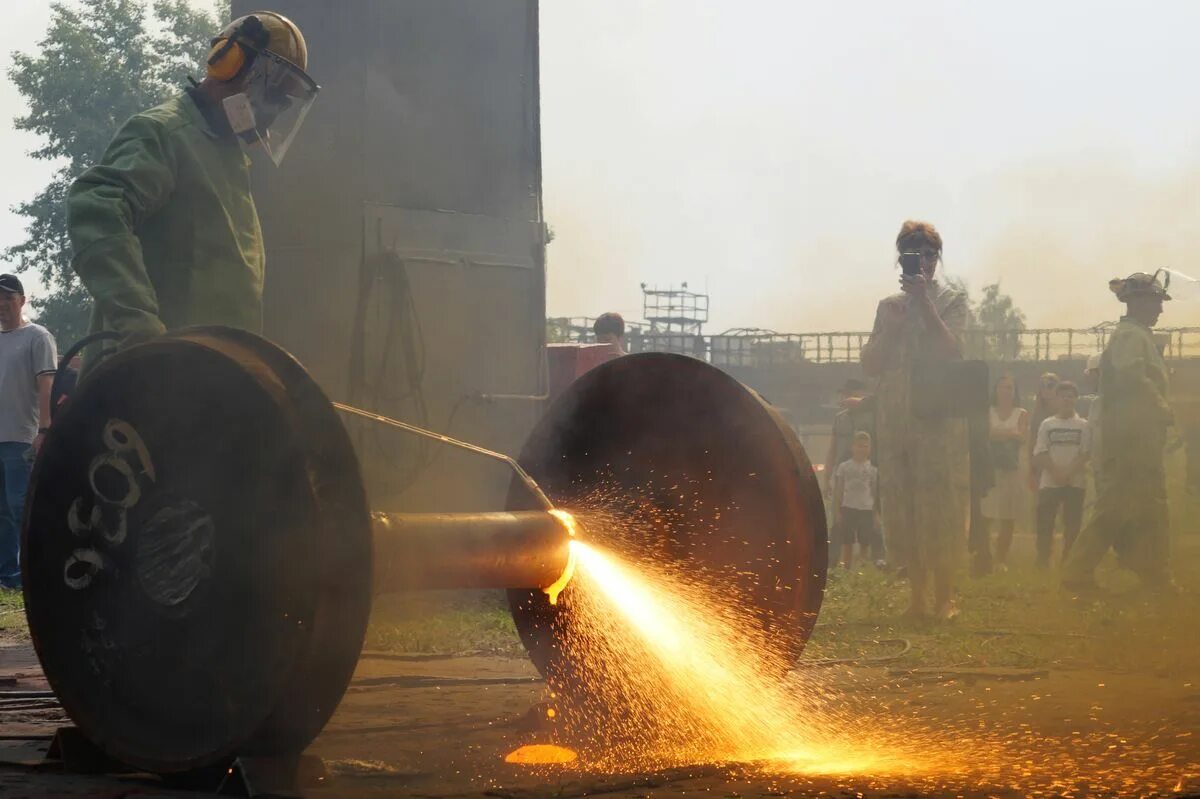 Газорезчик. Газорезчик картинки. Приспособление для газорезки. Газорезчик разряды. День металлурга 2023