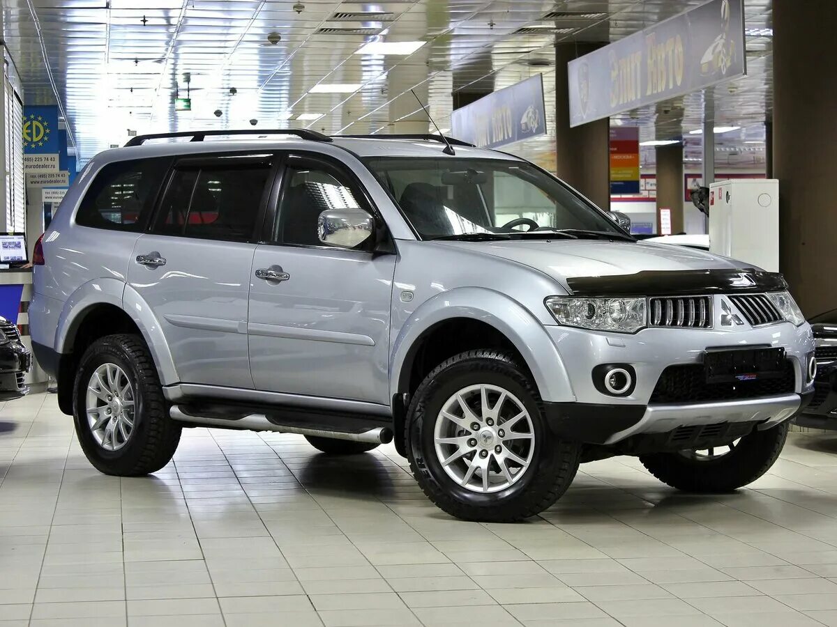 Mitsubishi Pajero Sport 2011. Митсубиси Паджеро спорт 4. Mitsubishi Pajero Sport 2.5 2011. Митсубиси Паджеро спорт 2011 года. Купить паджеро новый у официального дилера