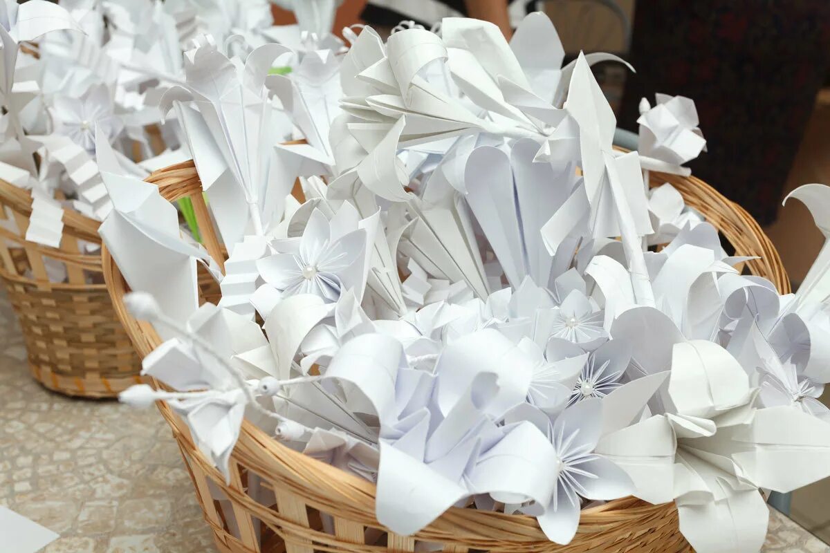 объемные цветы из белой бумаги. белая рубашка отбеливание. отбеливание вещей в домашних условиях. белые объемные цветы. объемные цветы.