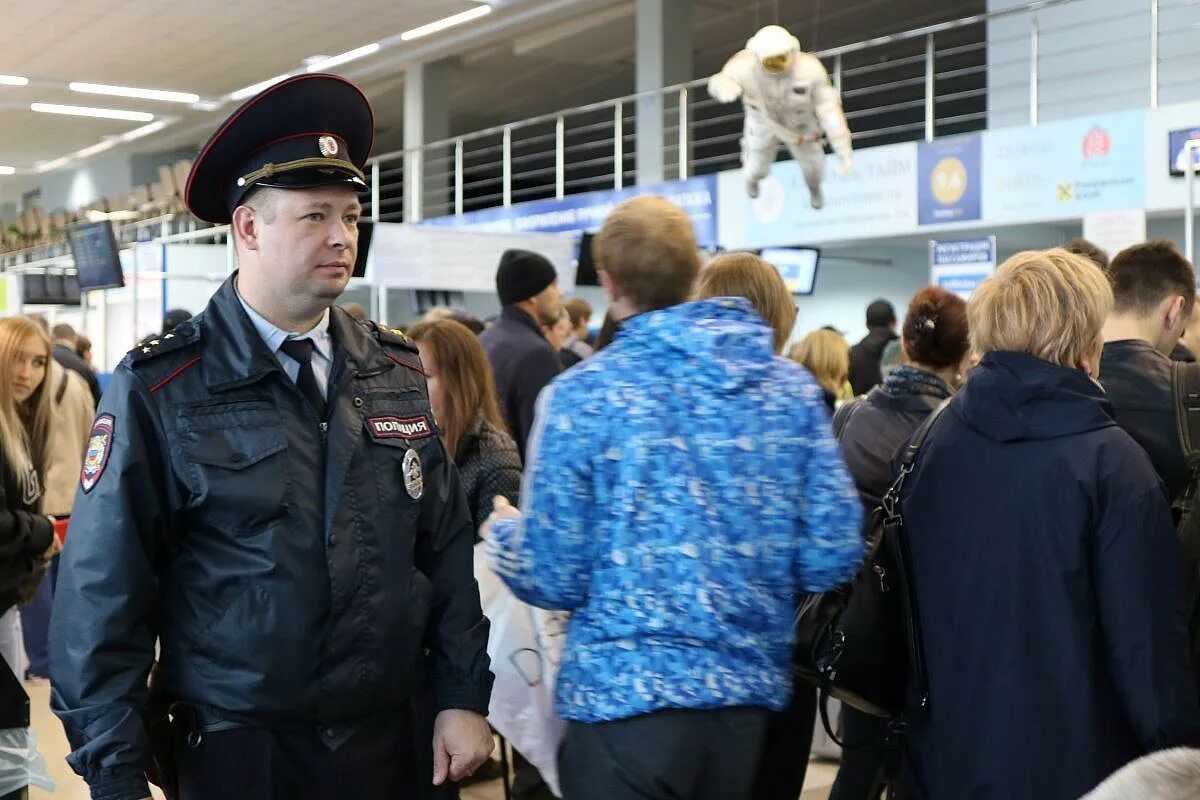 Телефоны транспортной полиции. Полиция Шереметьево. Полицейский в аэропорту. Сотрудник полиции в аэропорту. Транспортная полиция в аэропорту.