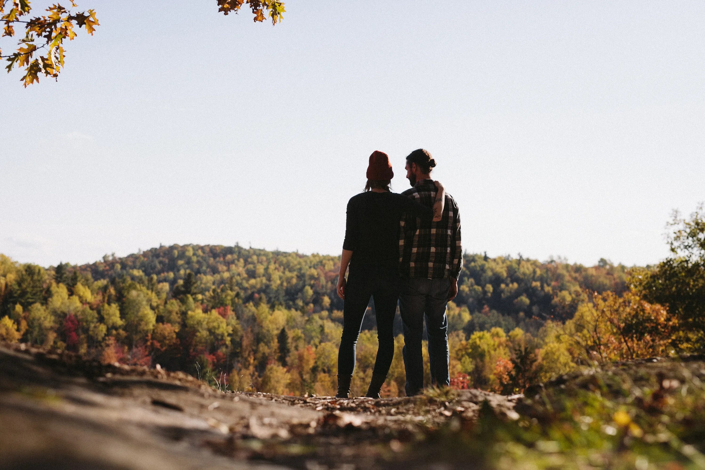 Natural couple. Влюбленные в лесу. Осеннее путешествие. Влюбленная пара в лесу. Влюбленные со спины.