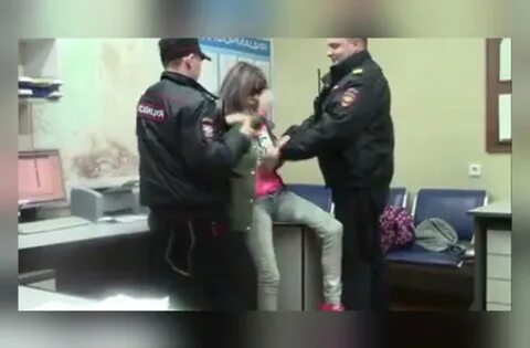 Полицейский обыскивает девушку
