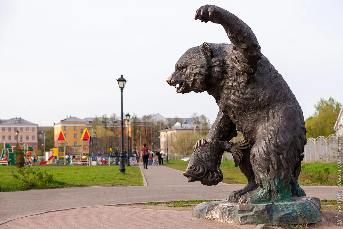 Какие памятники есть в ярославле. Парк тысячелетия Ярославль медведь. Медведь Церетели в Ярославле в парке 1000. Медведь Церетели в Ярославле. Памятник медведю в Ярославле.
