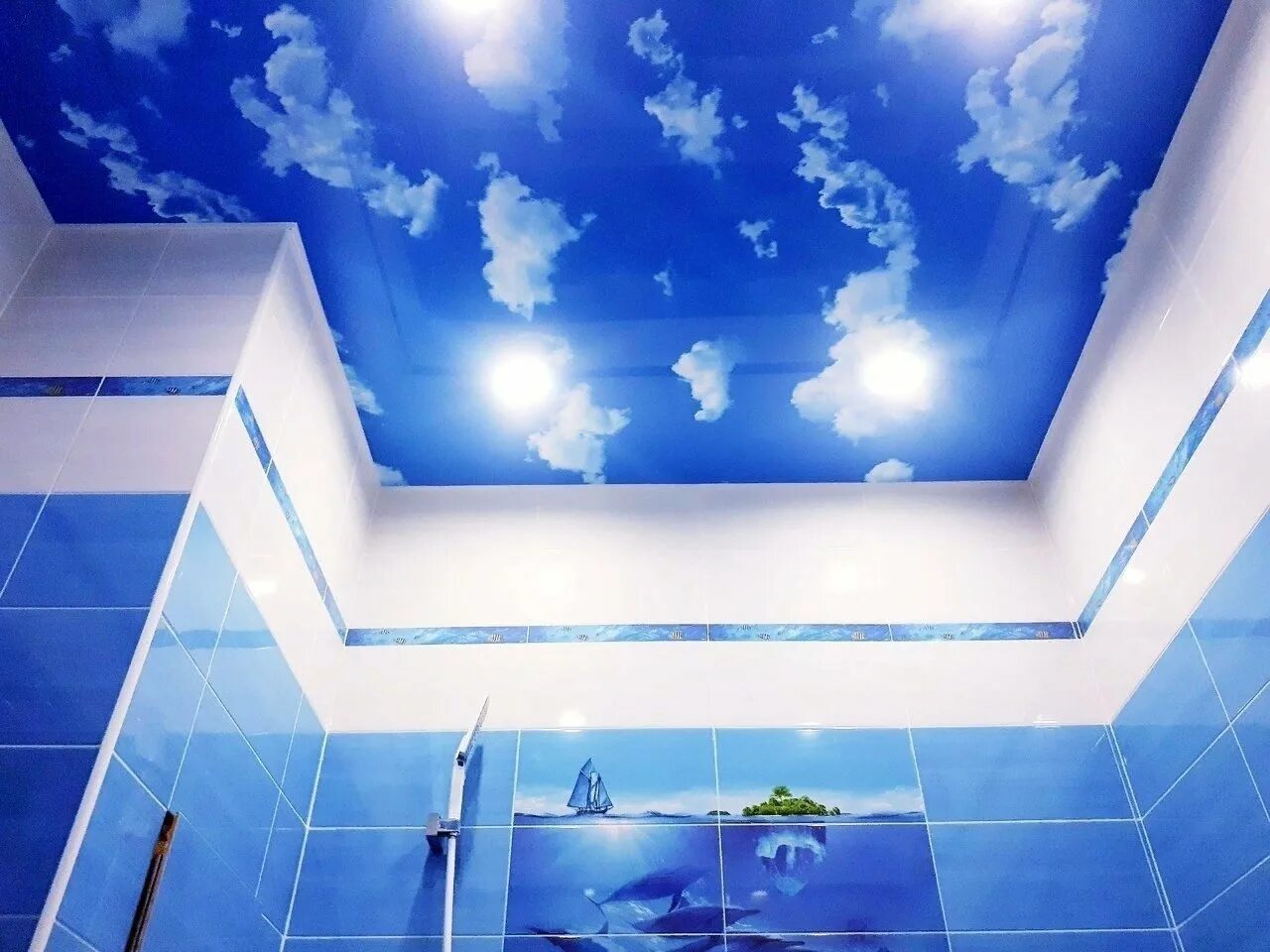 Белый потолок в ванной. Потолок в ванной. Подвесной потолок ванная. Натяжной потолок в ванной. Подвесной потолок в ванной комнате.