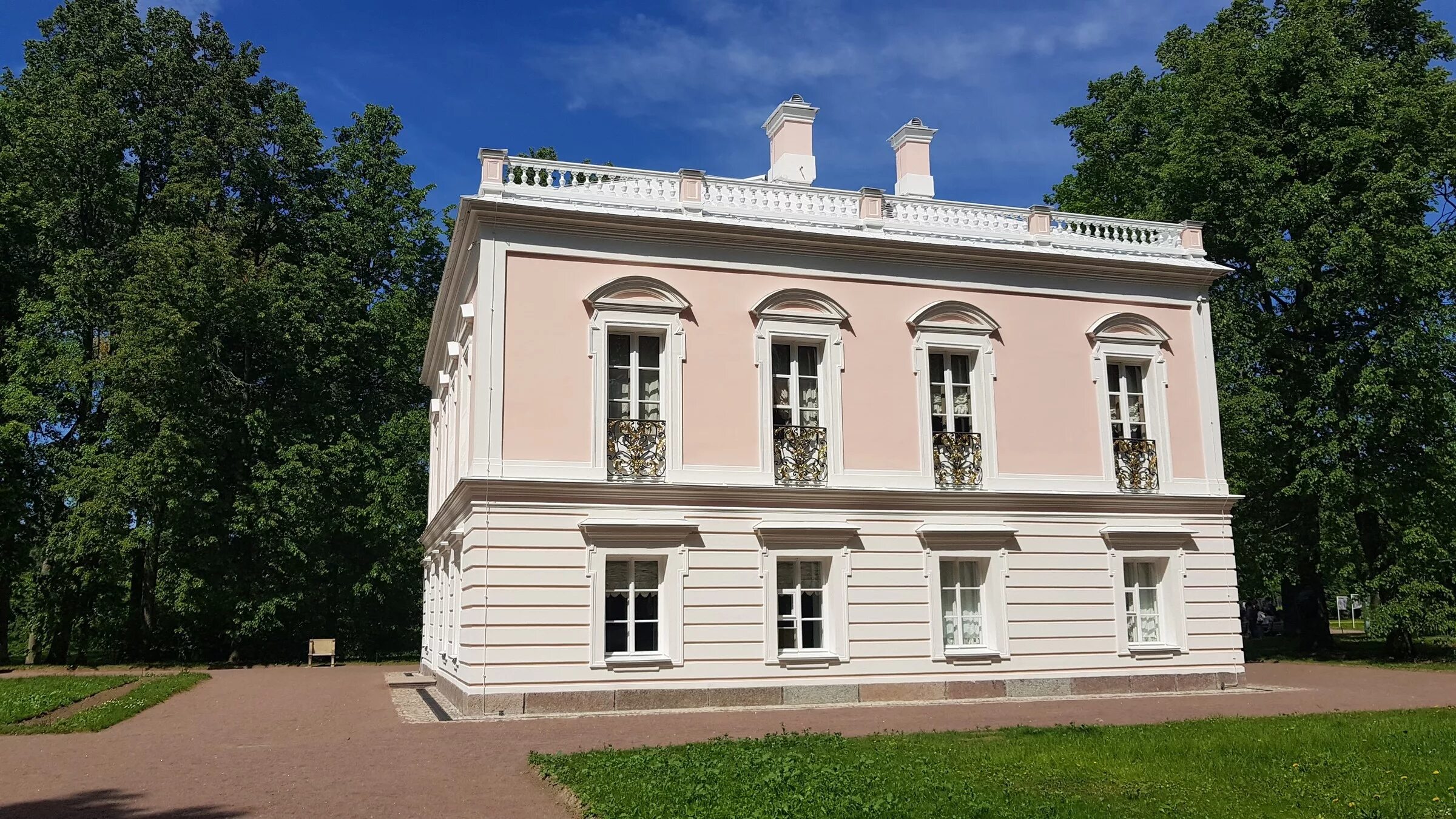 Ораниенбаум дворец петра. Ораниенбаум (дворцово-парковый ансамбль)дворец Петра 3. Антонио Ринальди дворец Петра 3. Дворец Петра III В Ораниенбауме. Архитектор Антонио Ринальди. 1758 - 1762 Гг.. Оперный дом в Ораниенбауме Ринальди.