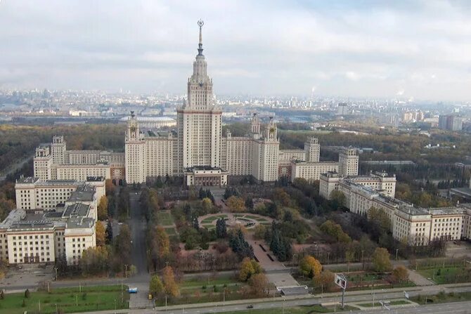 М университет открыли. Университет МГУ В Москве. Сталинские высотки МГУ. Ломоносов Московский университет. ФФФХИ МГУ здание.