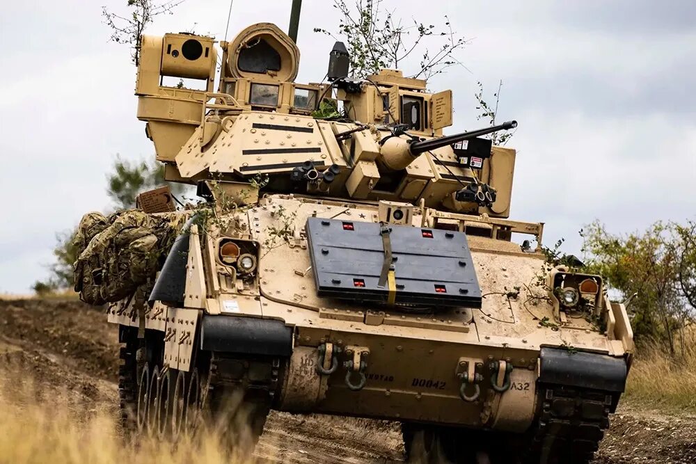 Бредли бронетранспортер характеристики. Бмп м2 брэдли. M2 bradley ifv. Бмп m2 bradley. Брэдли бмп сша.