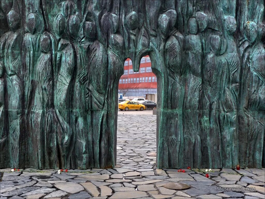 Соловецкий камень в москве памятник репрессированным. Жертвам политических репрессий москва. Памятники жертвам политических репрессий в россии. Волгоград памятник репрессированным. Памятник стена скорби в москве.