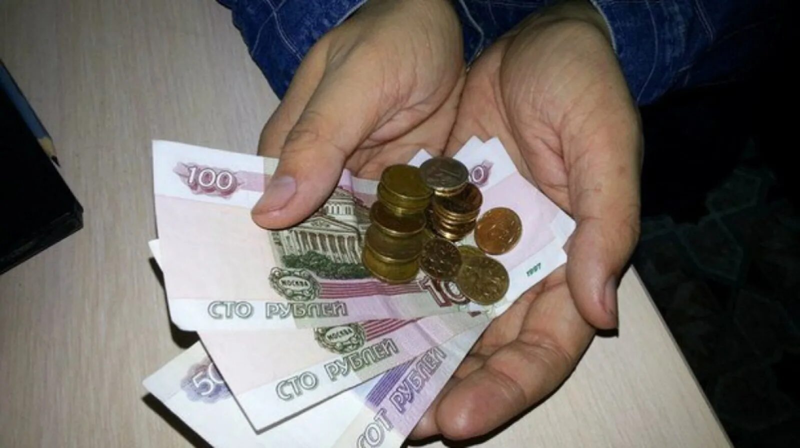 Почему пенсия меньше зарплаты. Маленькие зарплаты. оплата в рублях. пересчитывает деньги. копеечная зарплата.