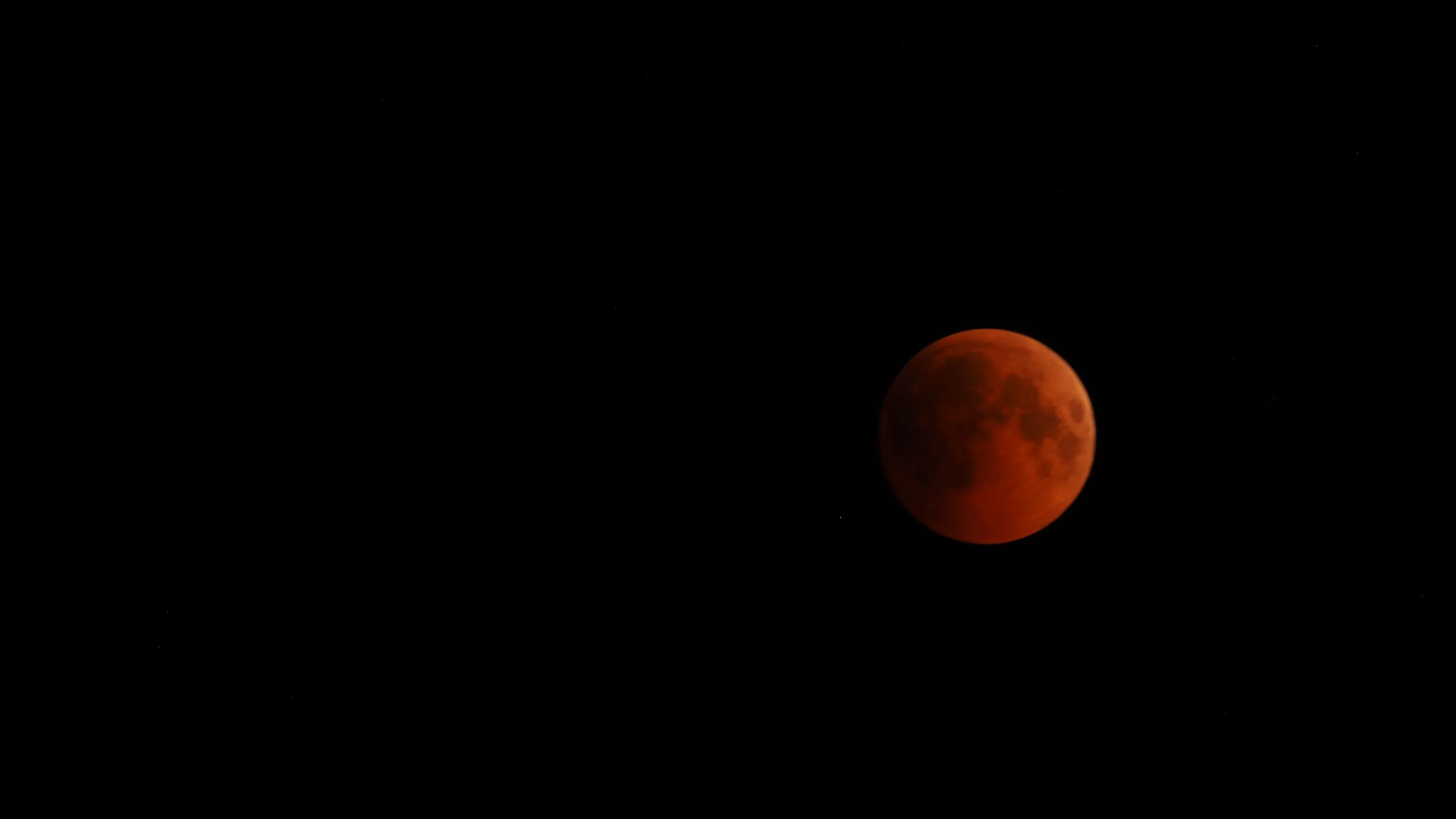 Большая оранжевая луна. Оранжевая Луна. Почему Луна оранжевая. Обои оранжевая Луна справа. Orange Moon надпись.