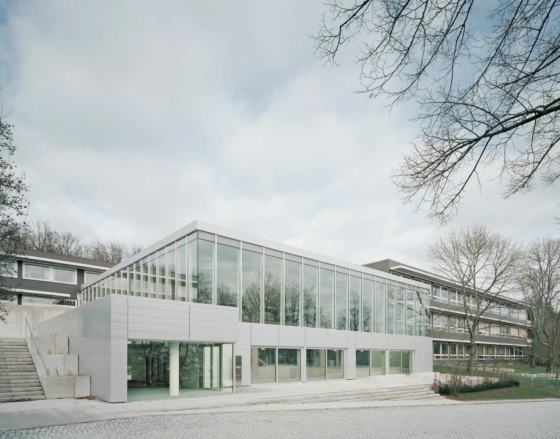 School architecture. Школы Eckenberg Gymnasium. Архитектура школа Litherland High School. Современное здание школы. Современные школы архитектура.