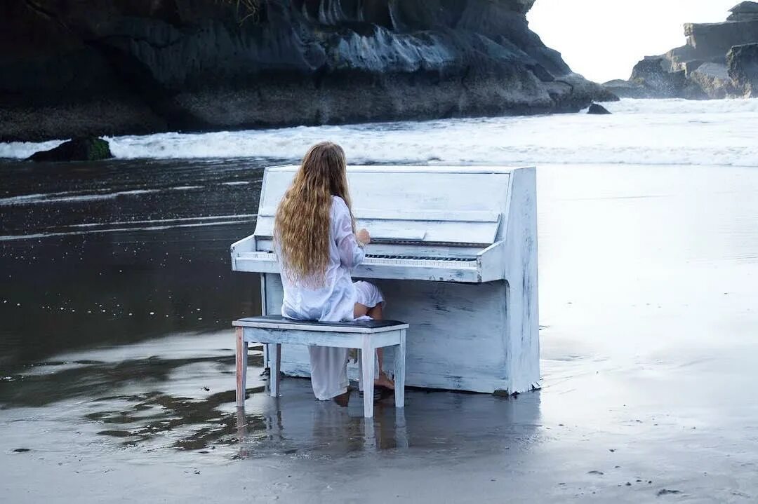 Пианино у моря. Девушка и пианино. Рояль и море. Фортепиано на берегу моря. Клип играют на пианино