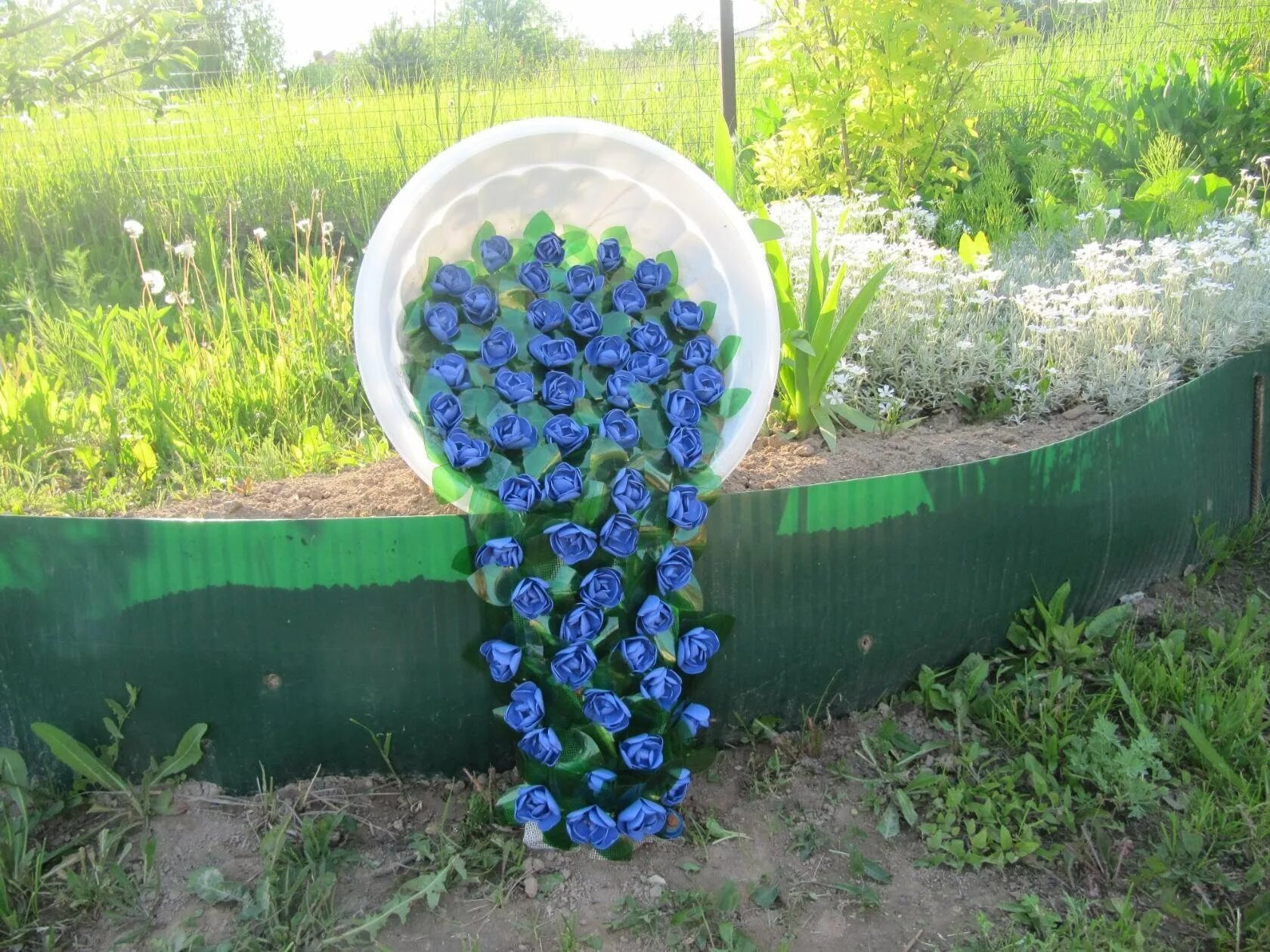 Своими руками из подручных материалов фото. Украшение клумб пластиковыми бутылками. Клумбы из пластиковых бутылок. Украшение дачного участка пластиковыми бутылками. Украшаем сад пластиковыми бутылками.