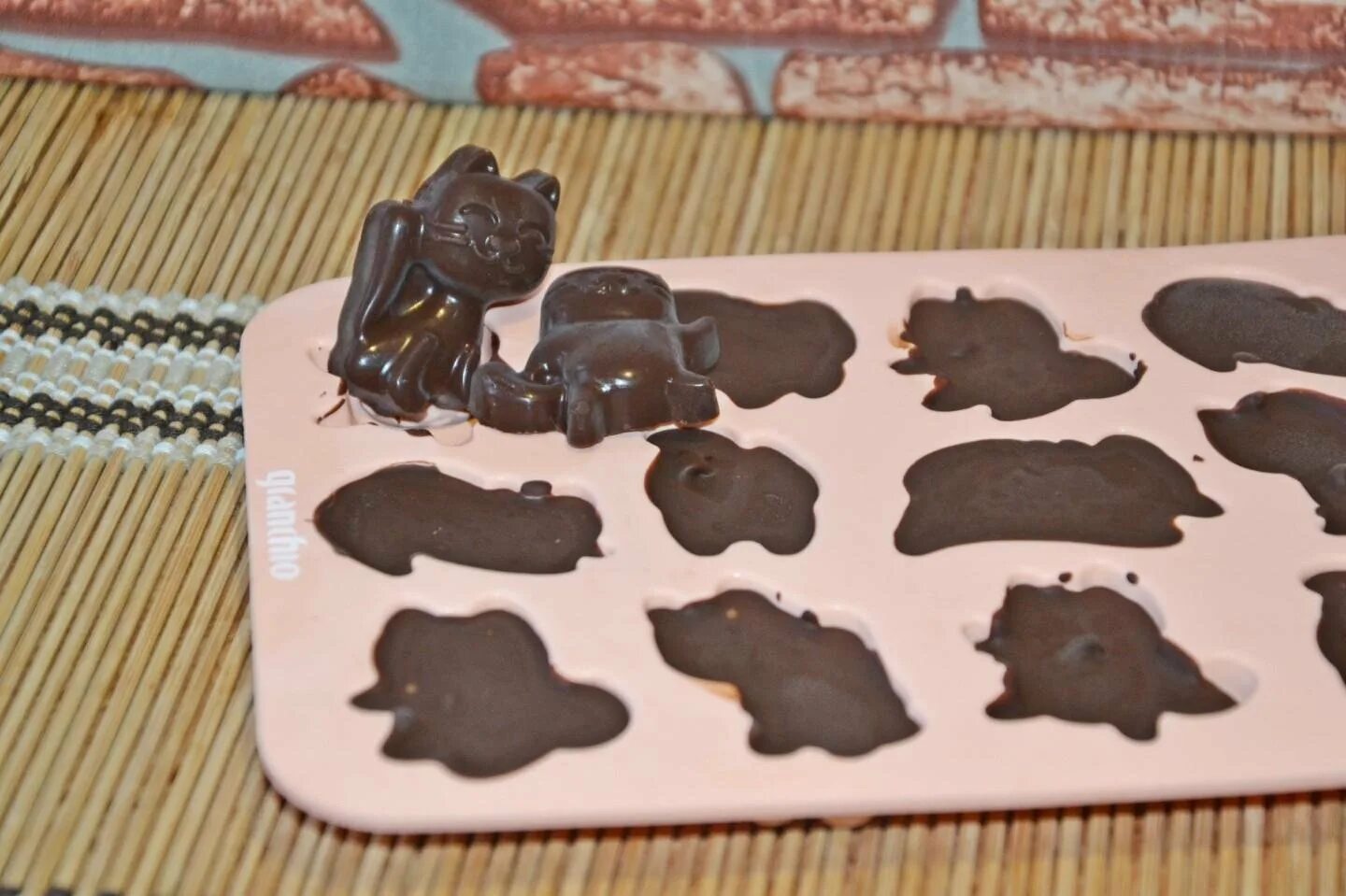 Как сделать шоколад без. Домашний шоколад. Поделки из шоколада. Фигурки из растопленного шоколада. Шоколад детский.