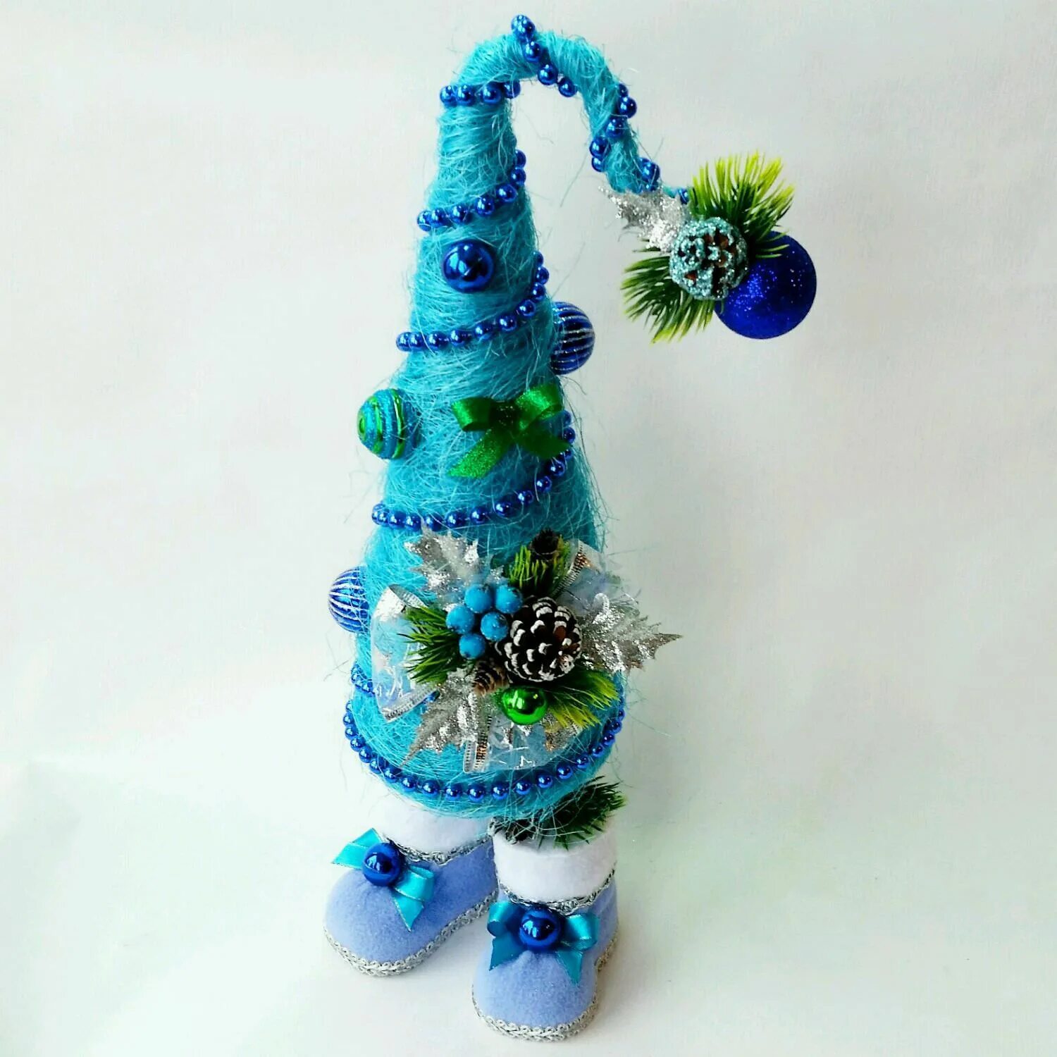 Поделки на новый год елочка на ножках. Елка на ножках. Елка топотушка новогодняя. Поделки на новый год елочка на ножках. Елка топотушка снегурочка.