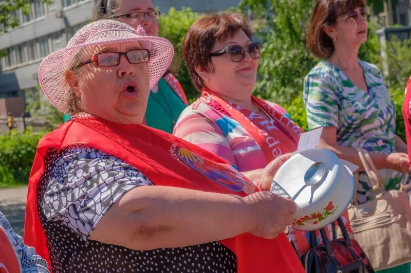 Марш пустых кастрюль в Москве. Марш пустых кастрюль женщины с кастрюлями. Марш пустых кастрюль в Москве на Васильевском. Картинка марш пустых кастрюль.