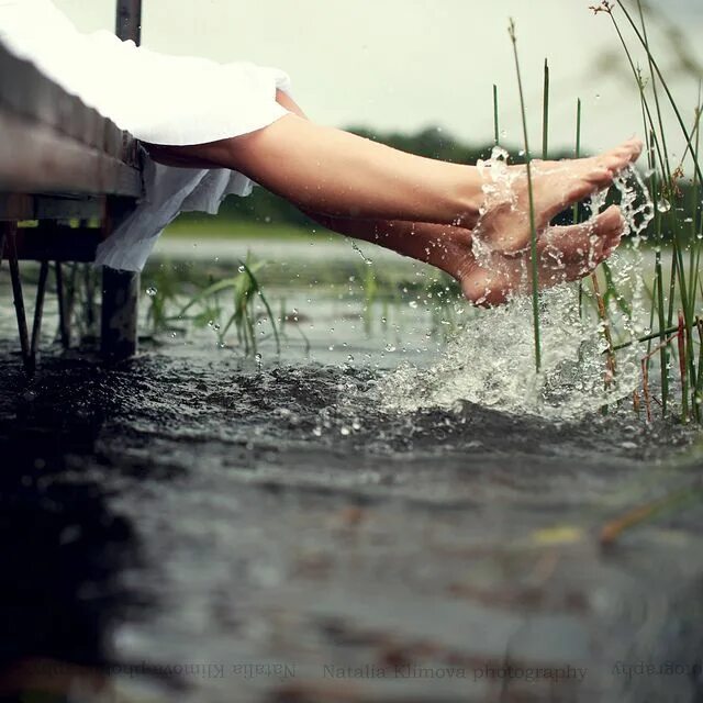 Ноги в воде. Ноги в ручье. Ноги девушки в воде. Ноги на речке.