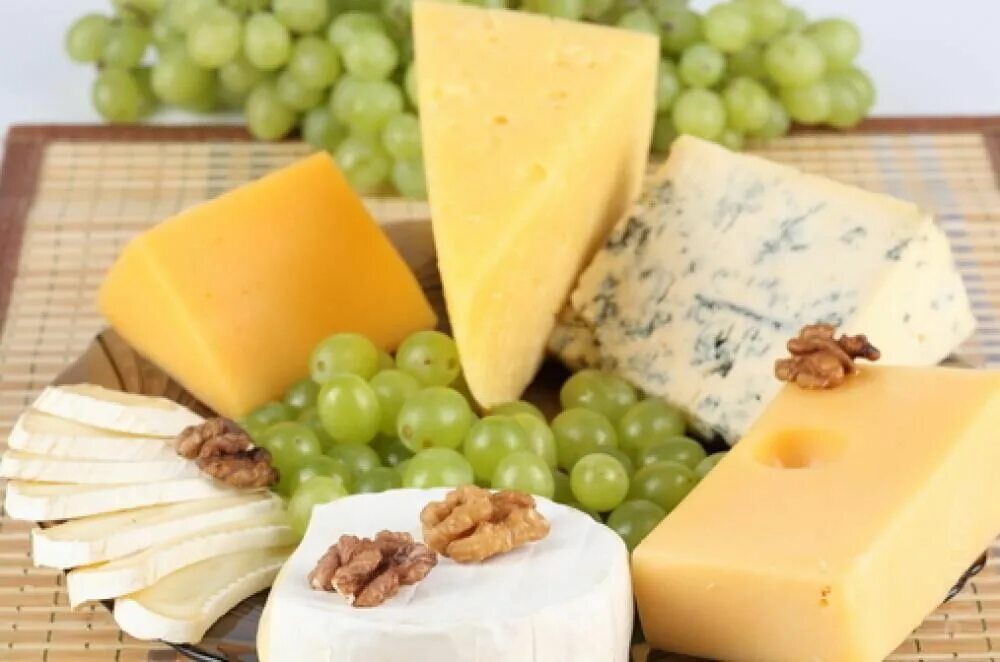 Можно ли давать детям сыр. Нежирные сорта сыра. Сыр для детей. Пармезан для детей. Ем сыры.