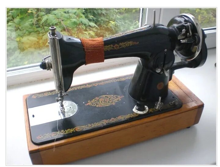 Швейная машинка ручная б у. Советская швейная машинка н244700. Швейная машинка 80-х. Электро швейная машинка 1963г. Швейная машинка Советская ручная.