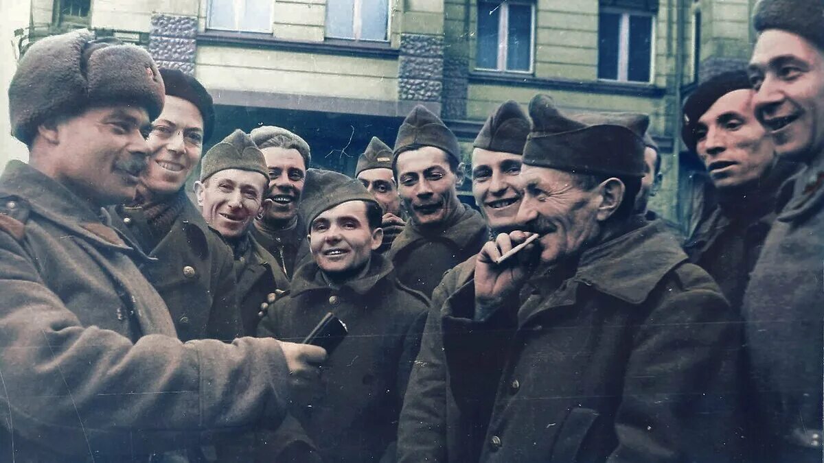 Попали в западную. Советские солдаты в берлине 1945 в цвете. советские солдаты попали в окружение. удивленные советские солдаты.