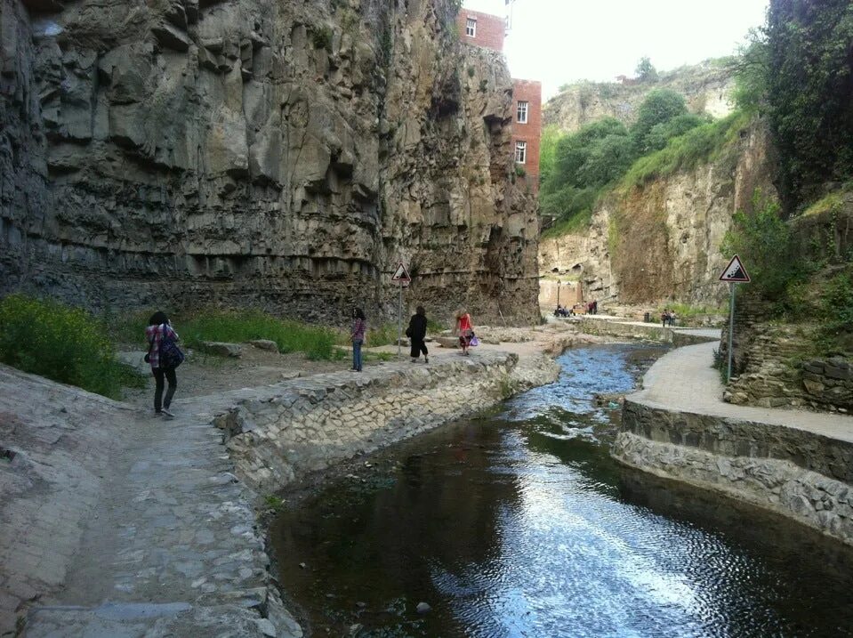 Куда пойти в тбилиси. Парк алиева тбилиси. тбилиси куда пойти. улица абано. куда можно сходить в тбилиси.