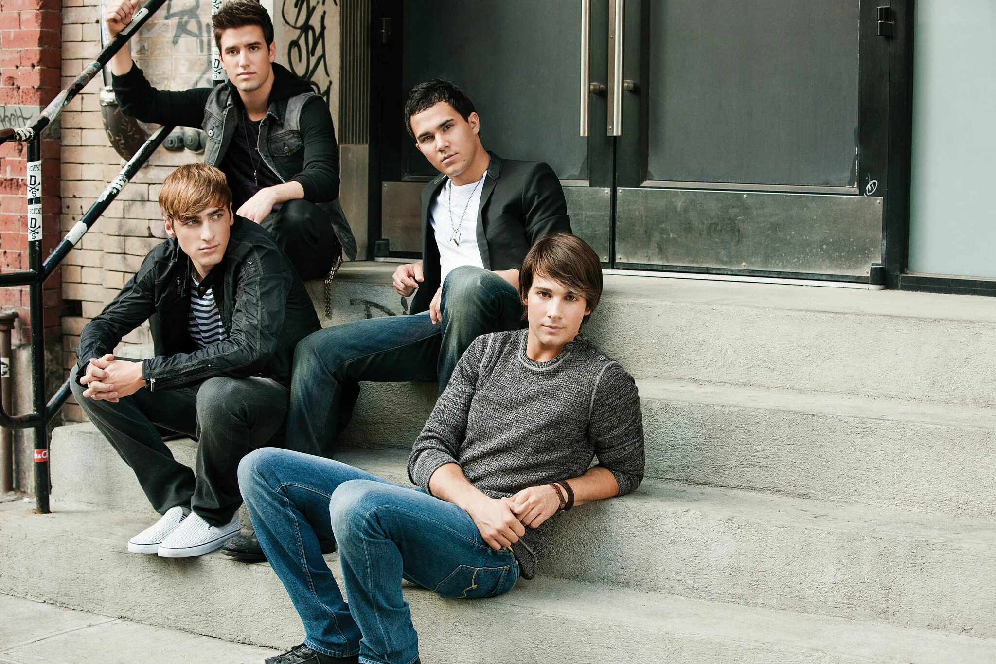 Напечатать надпись биг тайм раш. Big time gaming провайдеры. Big time rush постер. Биг тайм раш густаво рок. Группа big time rush обложка.