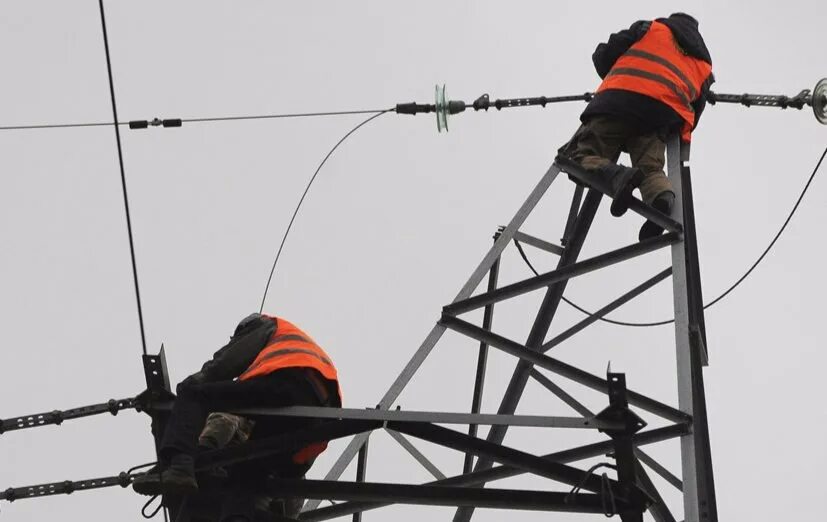 Высоковольтная линия передачи электроэнергии. Красного электросеть. Электросети ис. Монтаж воздушных линий электропередач. Электроэнергетика.