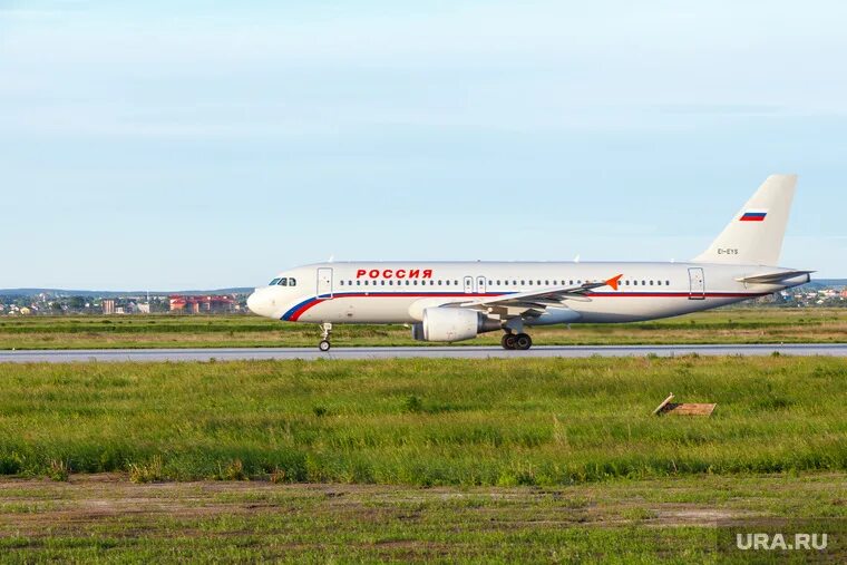 Самолет омск. Рейс екатеринбург омск самолет. Boeing самолет red wings. Sukhoi superjet 100-95 ред вингс. Ред вингс самолеты авиакомпании.