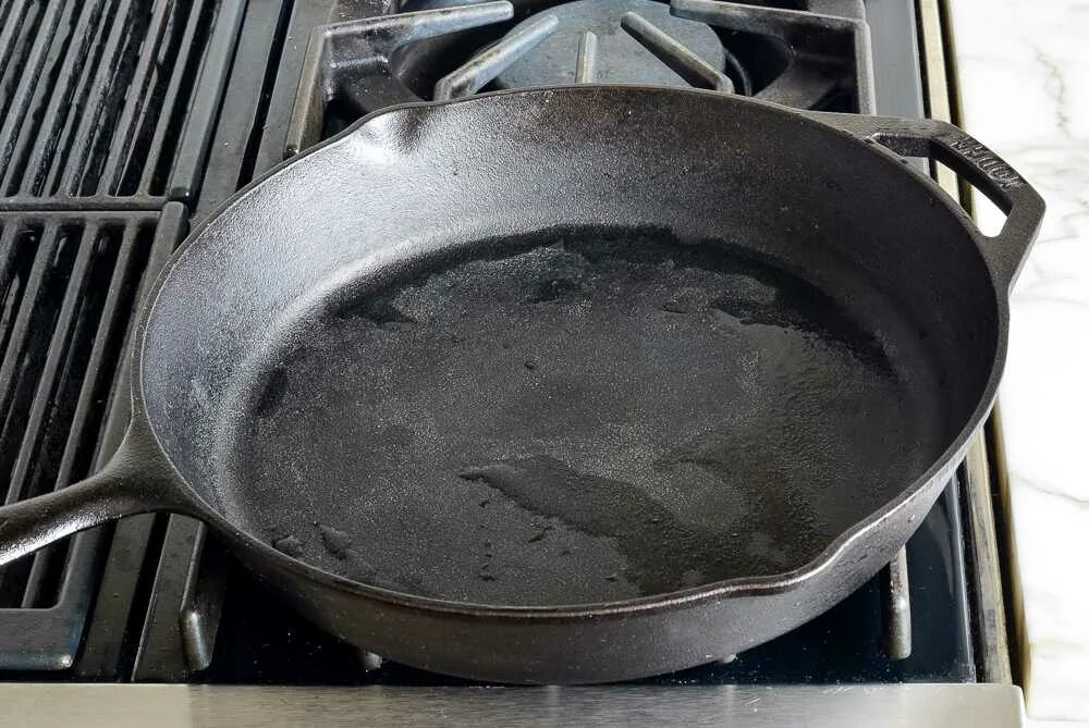 Прокаленная чугунная сковорода. Чугунная сковорода 605а. Чугунная сковорода Гардика. Чугунная сковорода полированная.