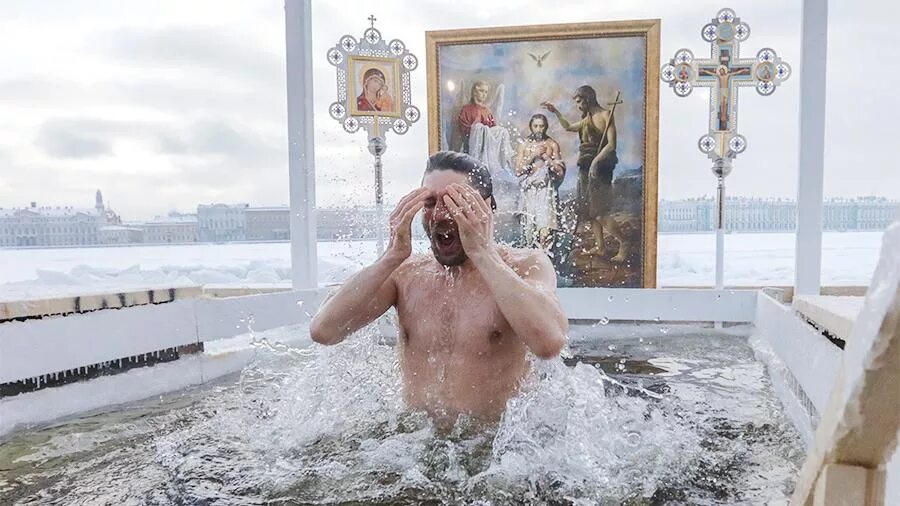 Крещение погружение в воду. Купель для крещенских купаний. Крещение зима. Купаться в проруби. Иордань и ледяной храм на якоби в иркутске крещение 2023г.