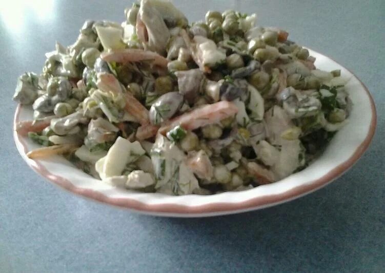 Салат с шампиньонами и морковкой. Салат обжорка с говядиной и солеными огурцами. Салат с жарен грибами и маринованными огурцами. Салат с жарен грибами и маринованными огурцами. Салат с маринованными грибами.