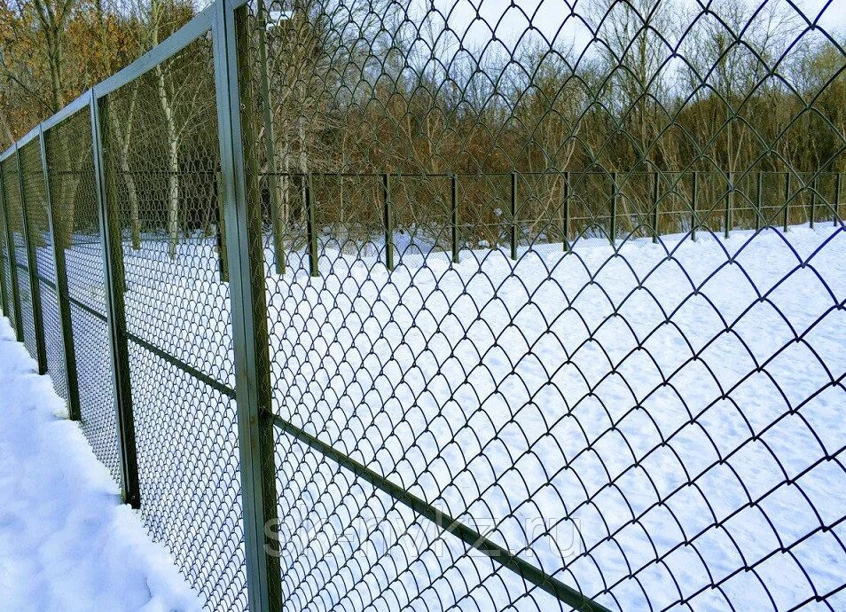 Забор из сетки рабицы зеленый для дачи