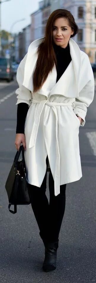 Черное пальто и белые брюки. Пальто черно белое. Белое пальто женское. Пальто женское черно белое. Пальто белое с черным.