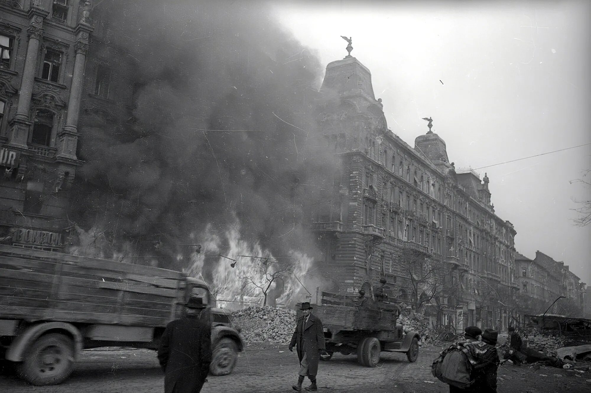 Москву бомбят. Будапешт в годы войны 1941-1945. Будапешт 1945. Бомбёжка Берлина в 1941.